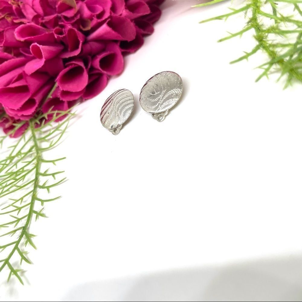 VINTAGE⚜️RETRO Textured Silver Button Clip Earrings - Picture 4 of 8